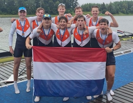De Coupe Junioren Jongens acht met Felipe 2e van links 