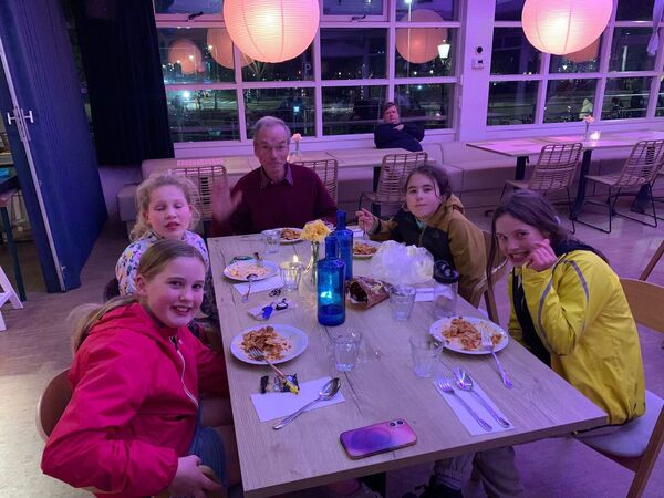 2025-11-13 Sint Maarten toertocht jeugd eten 1